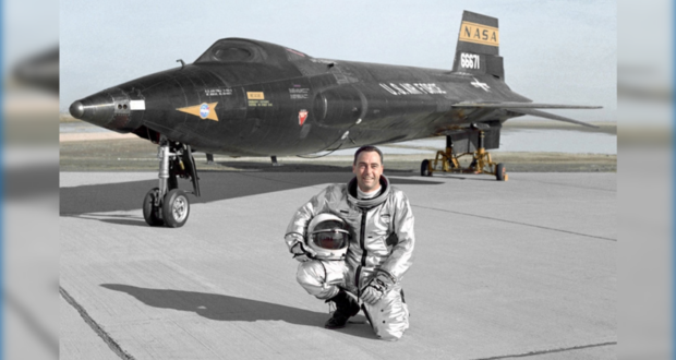 Pete Knight sets crew‑powered speed record in X‑15A‑2 at Edwards AFB